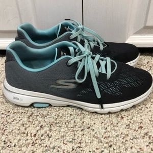 Skechers women’s size 9.5 black athletic shoes.